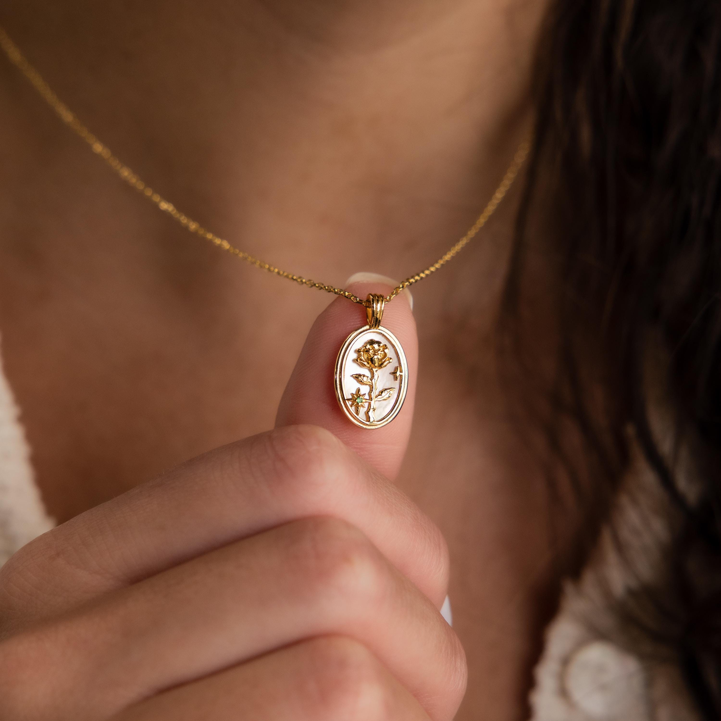 Collier pendentif fleur en aci - Birth Flower Necklace avis et prix